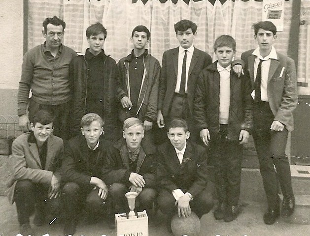 La coupe gagnée par l'équipe minime en 1965